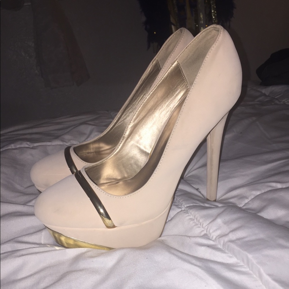 Creme/Gold heels ✨